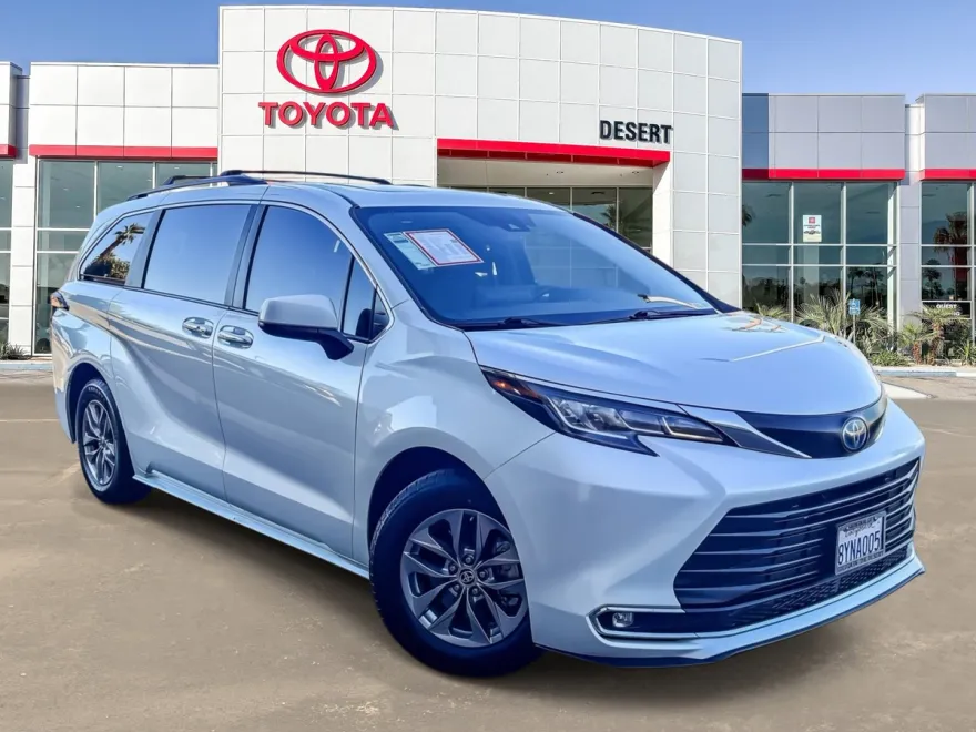 2022 Toyota Sienna XLE photo 1