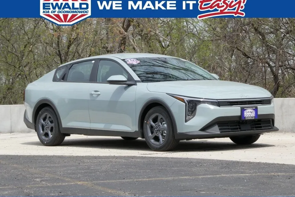 2025 Kia K4 LXS photo 1