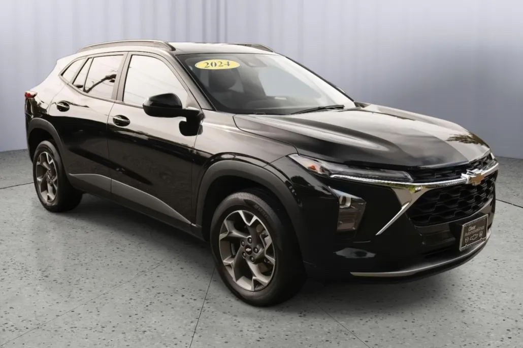 2024 Chevrolet Trax LT photo 1
