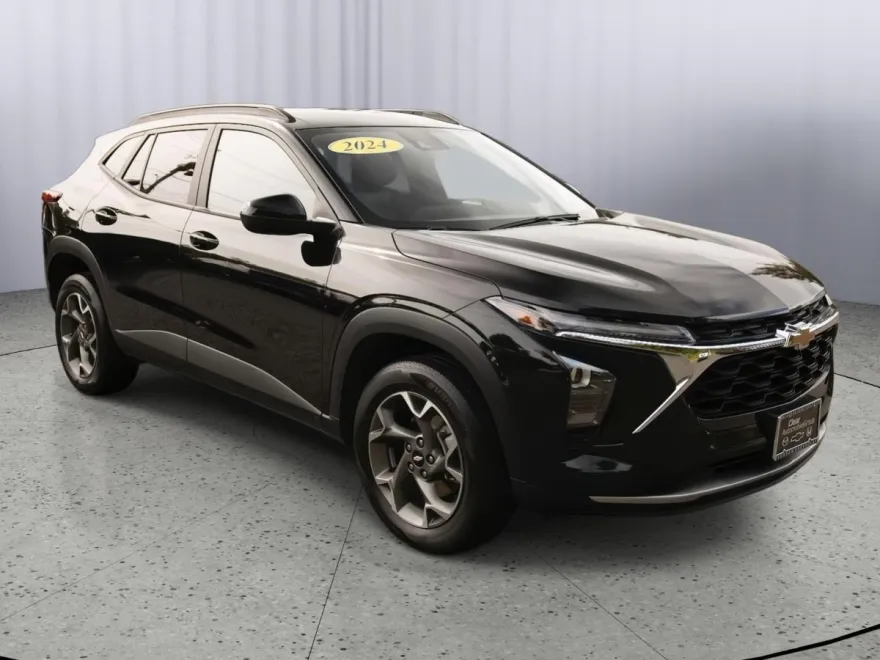 2024 Chevrolet Trax LT photo 1