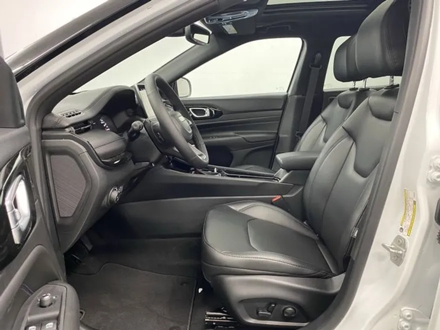 2025 Jeep Compass Limited photo 1