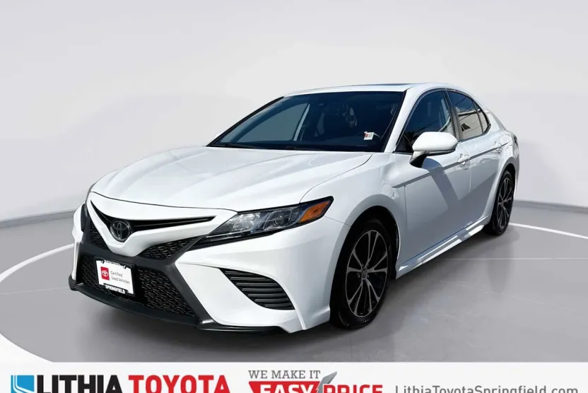 2019 Toyota Camry SE photo 1