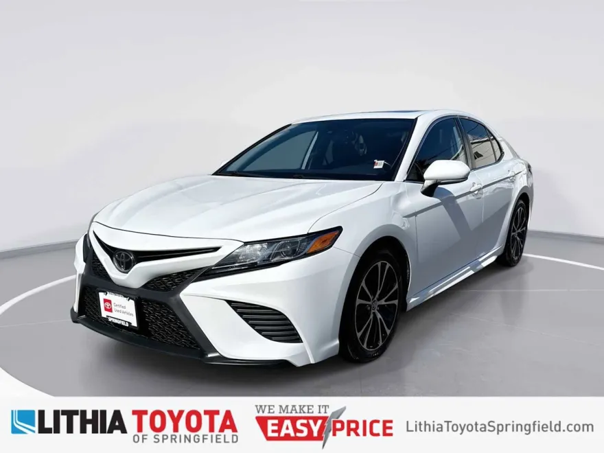2019 Toyota Camry SE photo 1