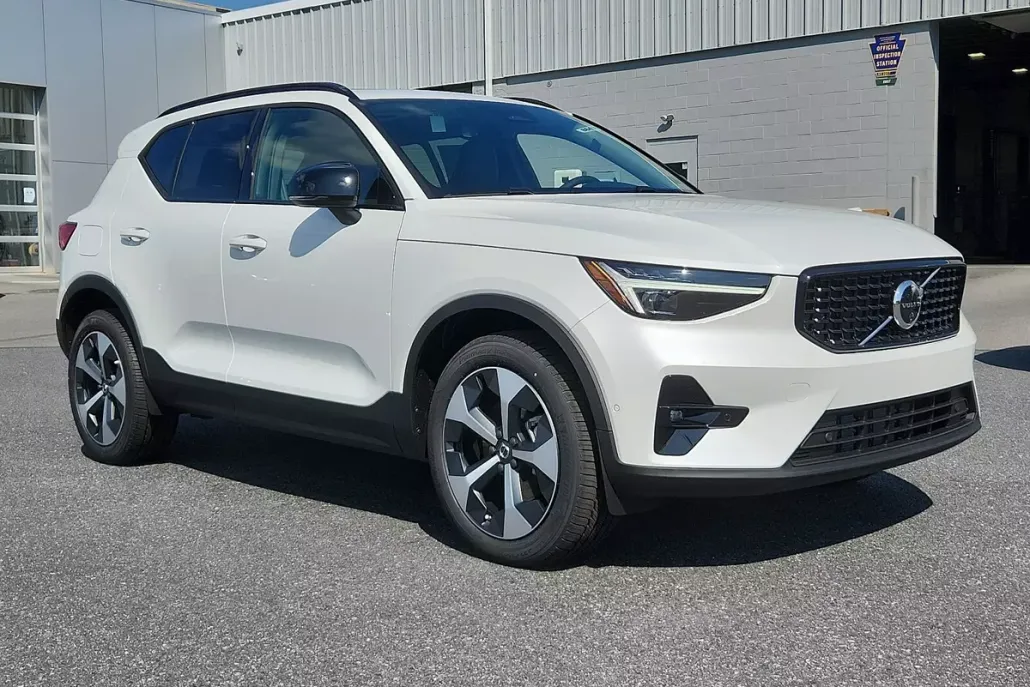 2025 Volvo XC40 Plus photo 1