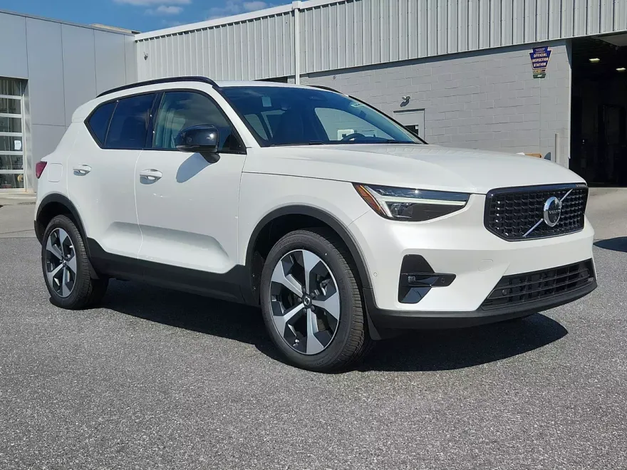 2025 Volvo XC40 Plus photo 1