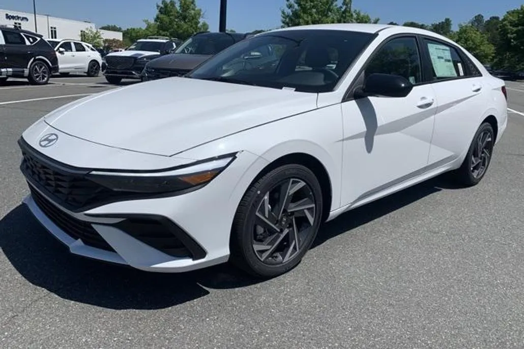 2025 Hyundai Elantra SEL Sport photo 1