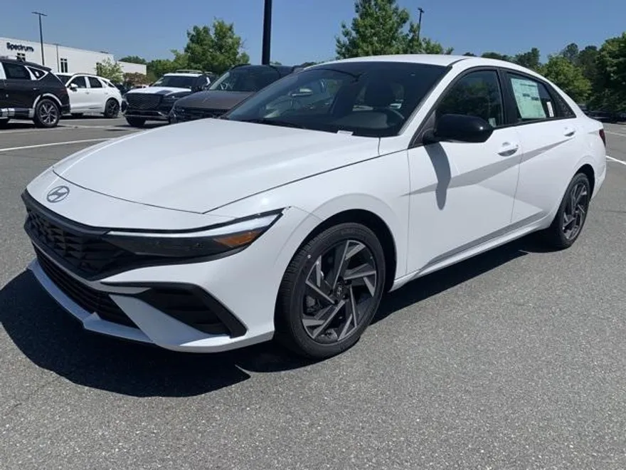 2025 Hyundai Elantra SEL Sport photo 1