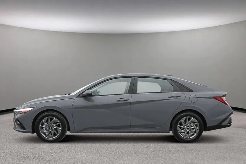 2025 Hyundai Elantra SEL Sport photo 1
