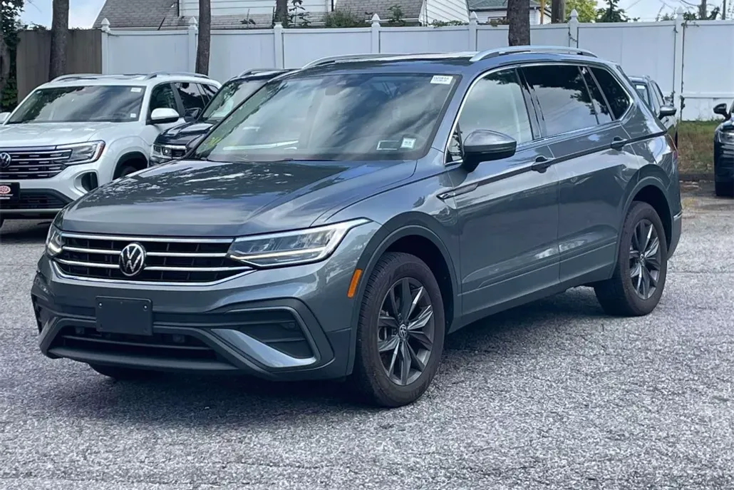 2023 Volkswagen Tiguan SE photo 1