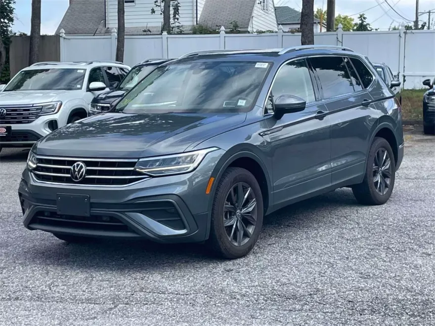2023 Volkswagen Tiguan SE photo 1