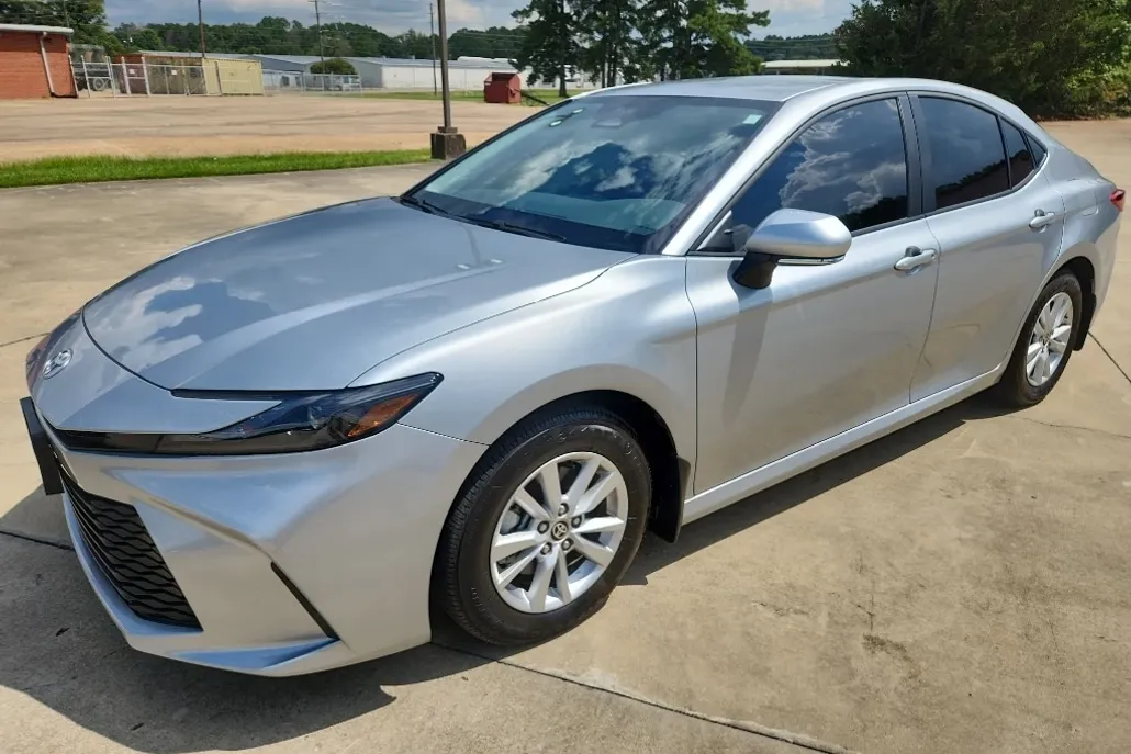 2025 Toyota Camry LE photo 1