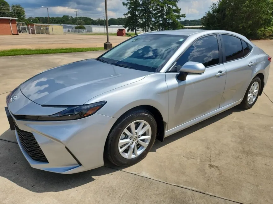 2025 Toyota Camry LE photo 1