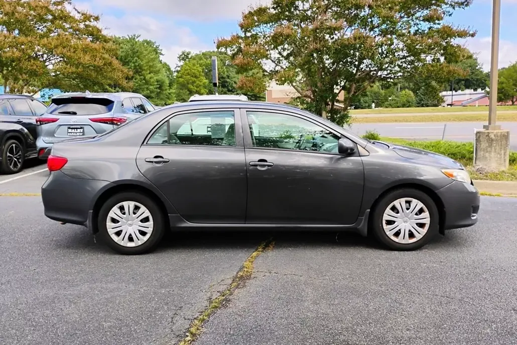 2010 Toyota Corolla LE photo 1