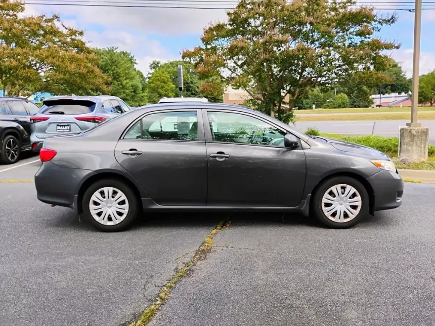 2010 Toyota Corolla LE photo 1