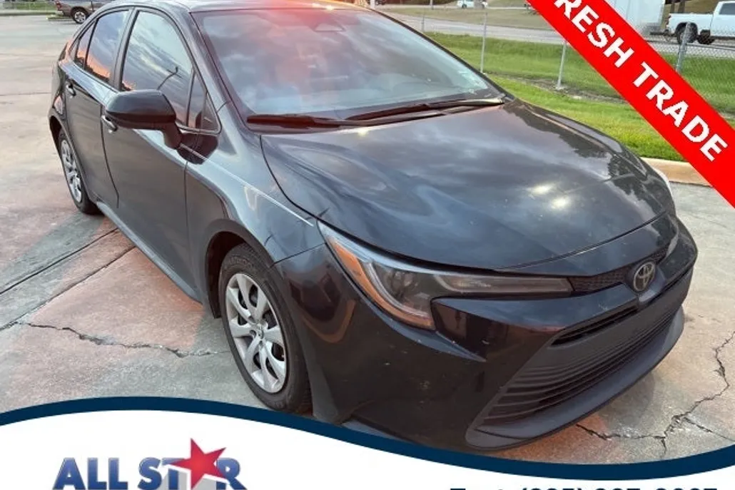 2023 Toyota Corolla LE photo 1