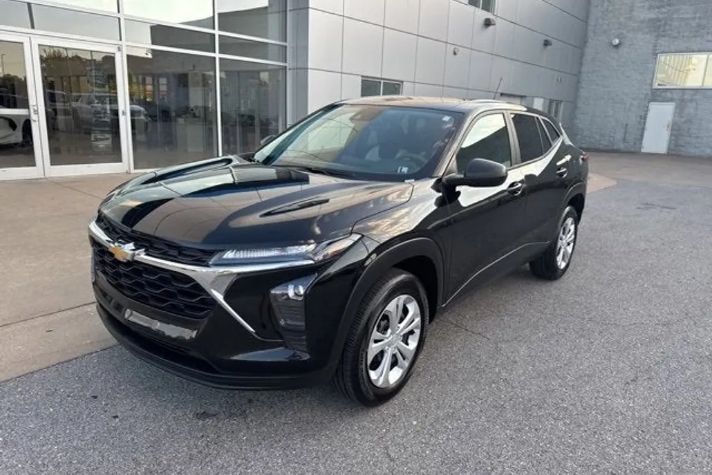 2025 Chevrolet Trax LS photo 1