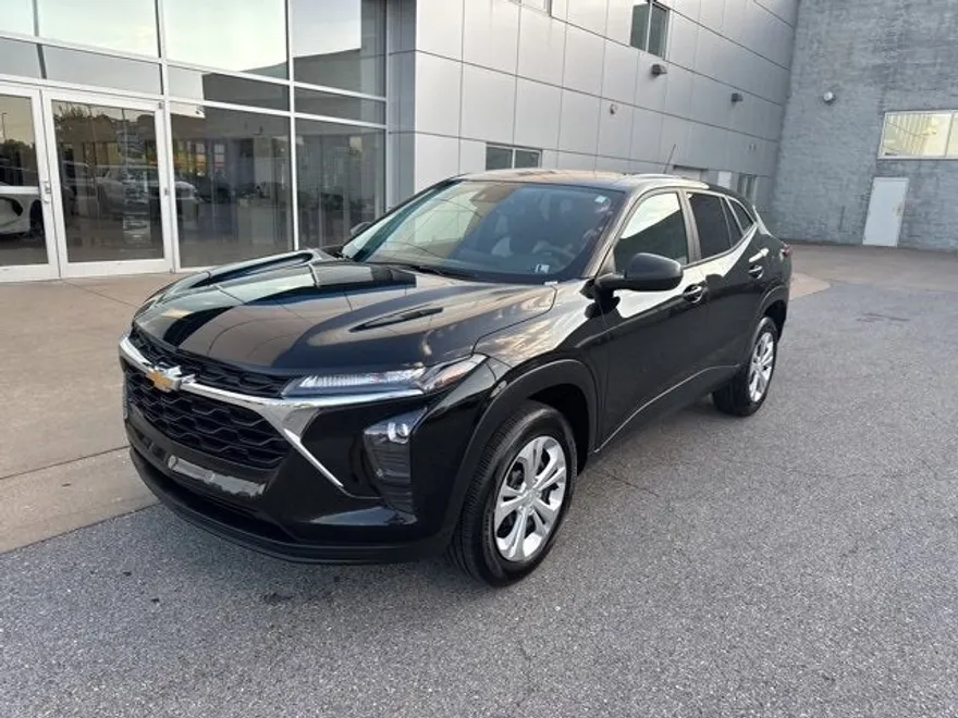 2025 Chevrolet Trax LS photo 1