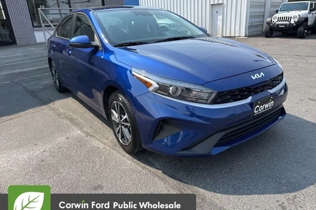 2023 Kia Forte LXS photo 1