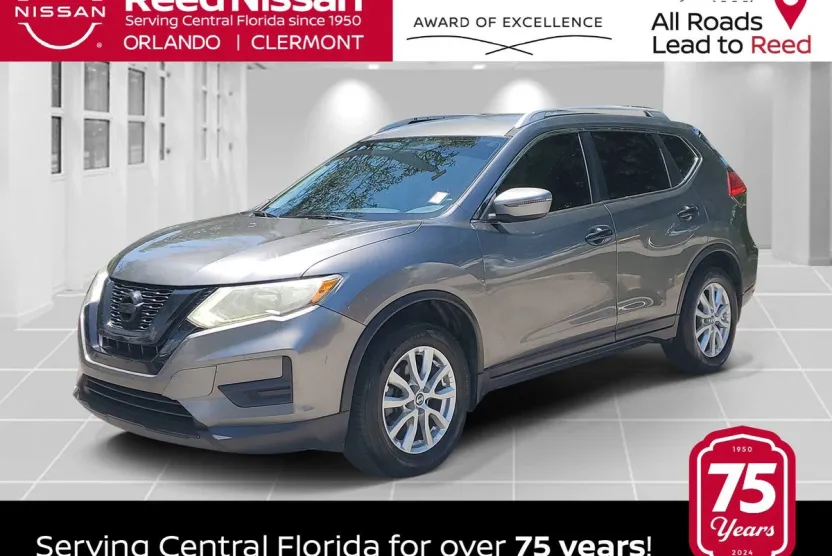 2017 Nissan Rogue SV photo 1