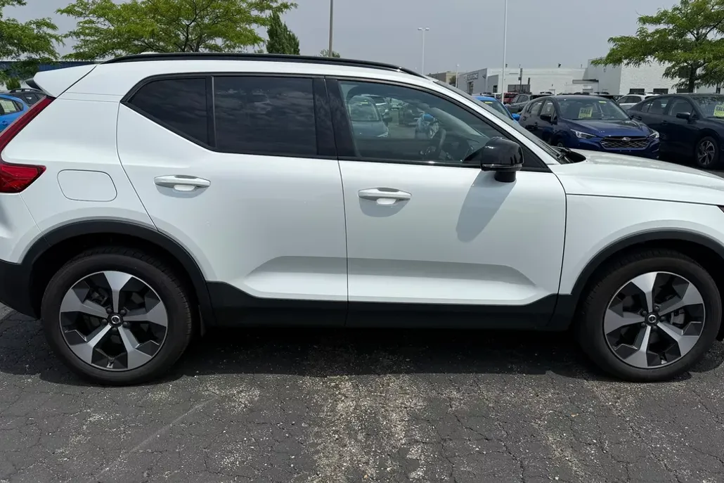 2024 Volvo XC40 Core photo 1