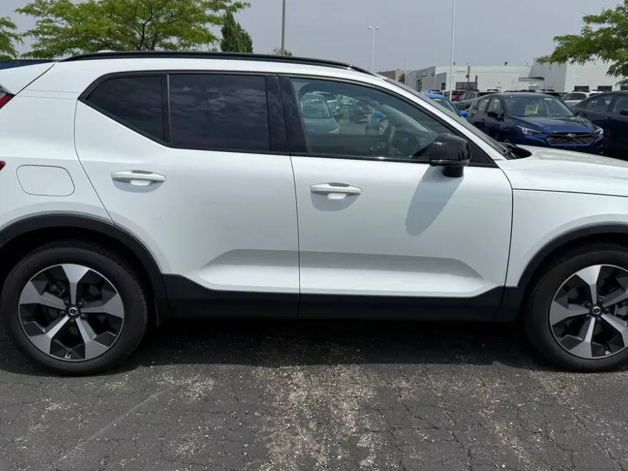 2024 Volvo XC40 Core photo 1