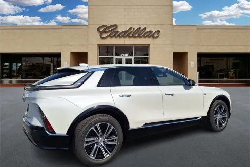 2025 Cadillac Lyriq Luxury photo 3