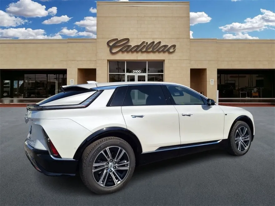 2025 Cadillac Lyriq Luxury photo 3