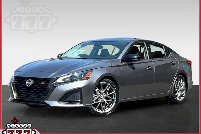 2023 Nissan Altima SR photo 1