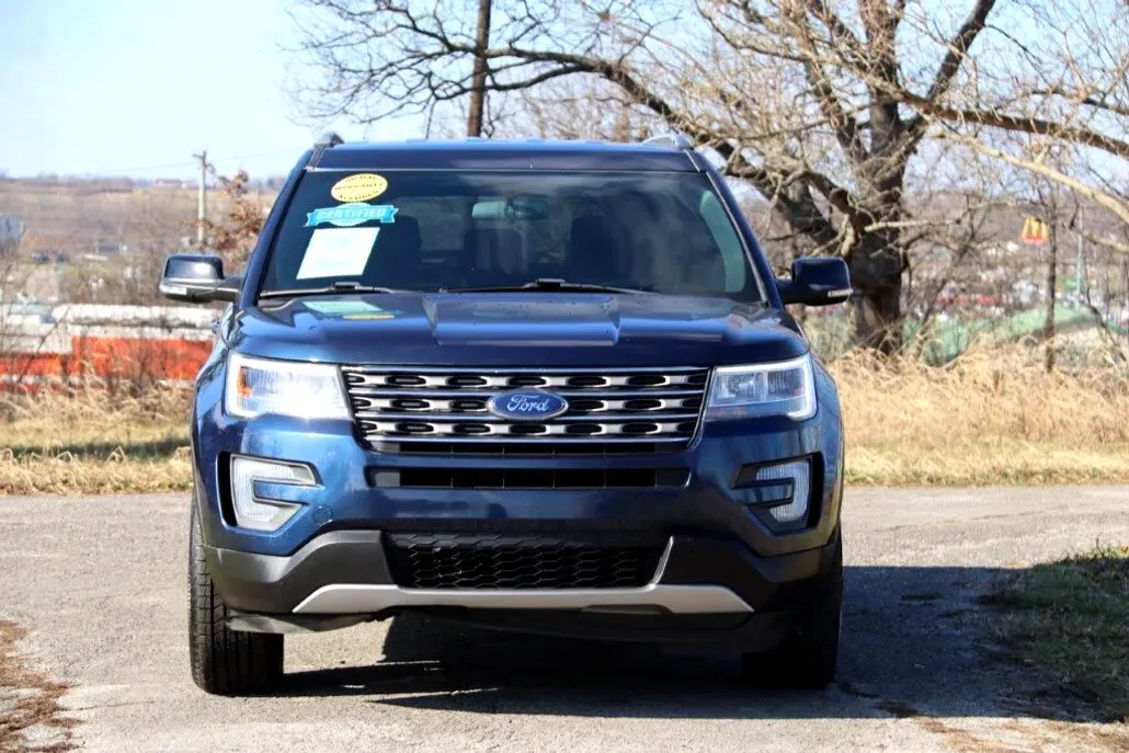 2017 Ford Explorer XLT photo 1