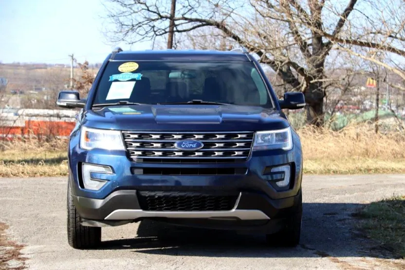 2017 Ford Explorer XLT photo 1