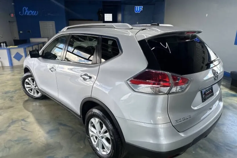 2016 Nissan Rogue SV photo 1