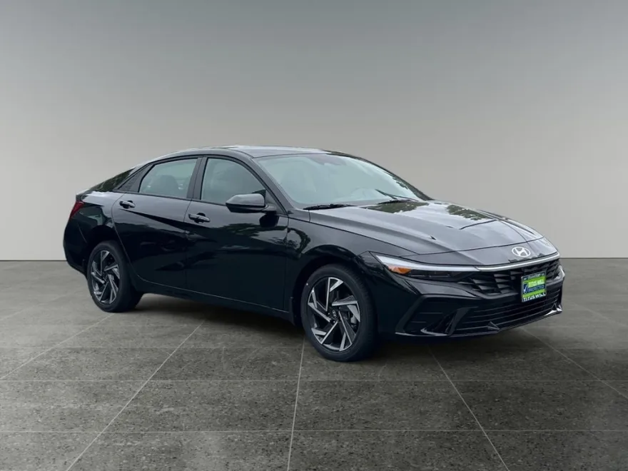 2025 Hyundai Elantra SEL Sport photo 1