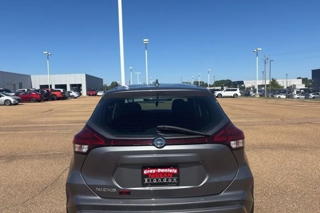 2021 Nissan Kicks S photo 1