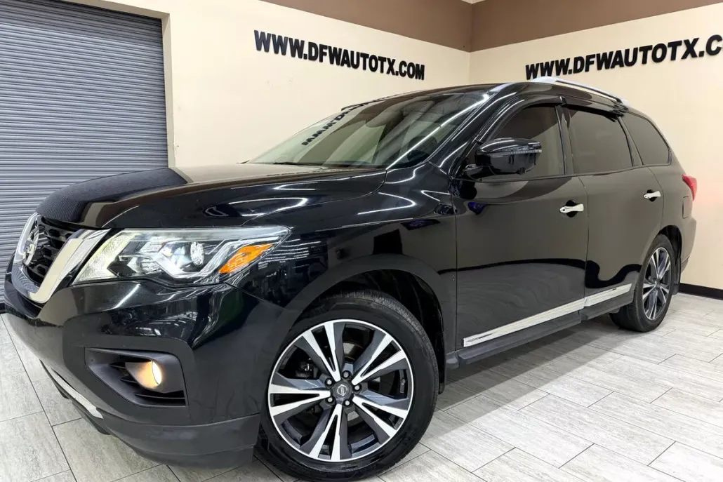 2017 Nissan Pathfinder Platinum photo 1