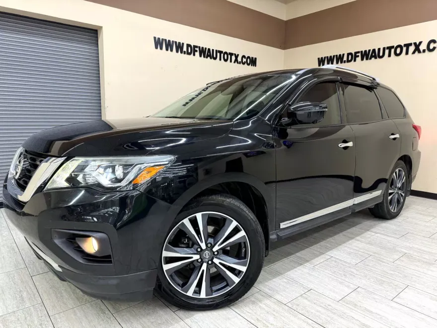 2017 Nissan Pathfinder Platinum photo 1
