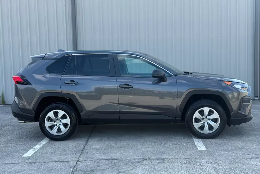 2022 Toyota RAV4 LE photo 1