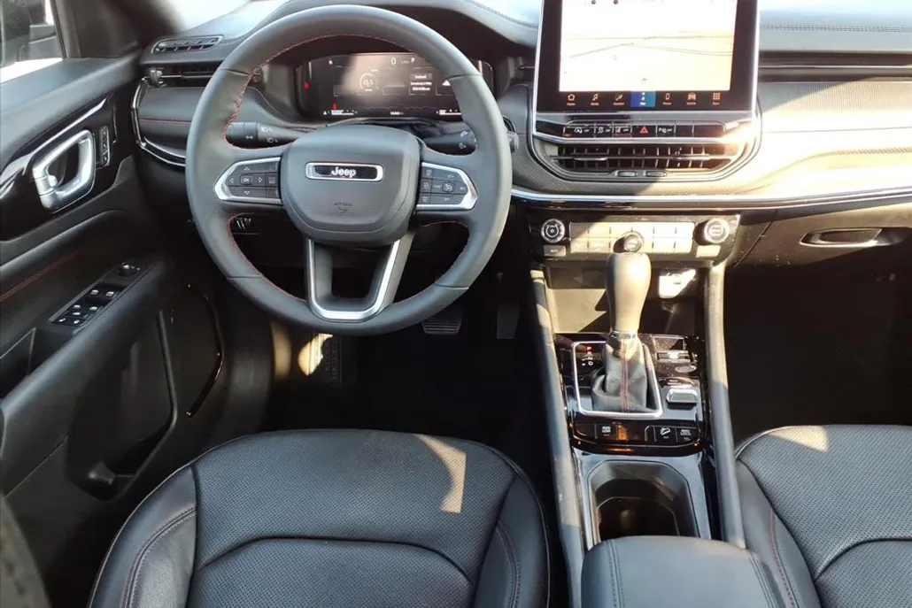 2024 Jeep Compass Trailhawk photo 1