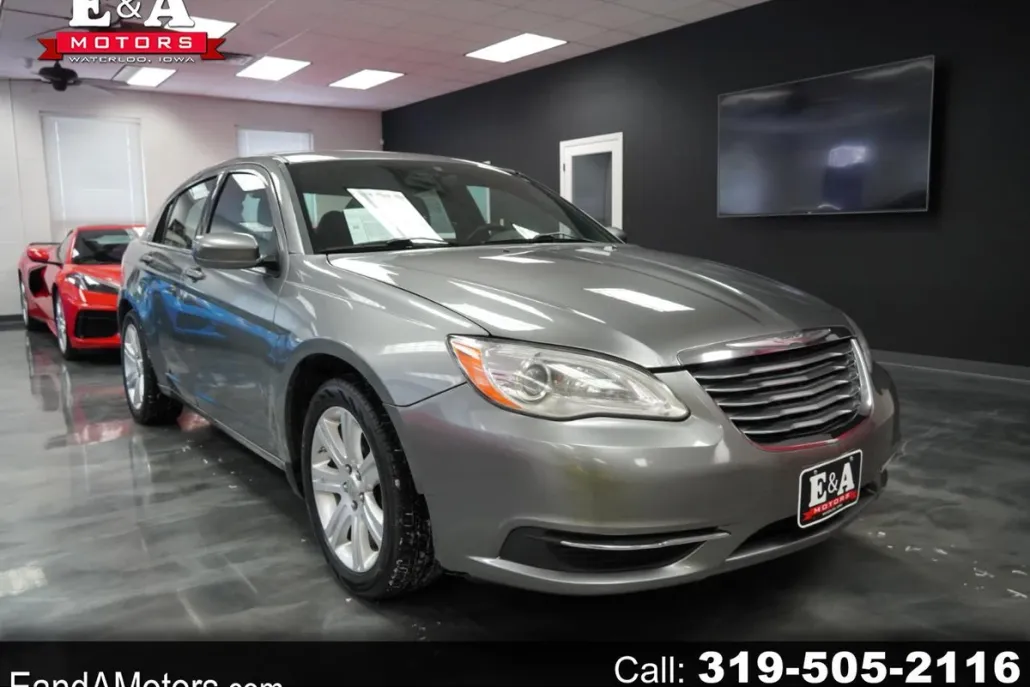 2013 Chrysler 200 Touring photo 1