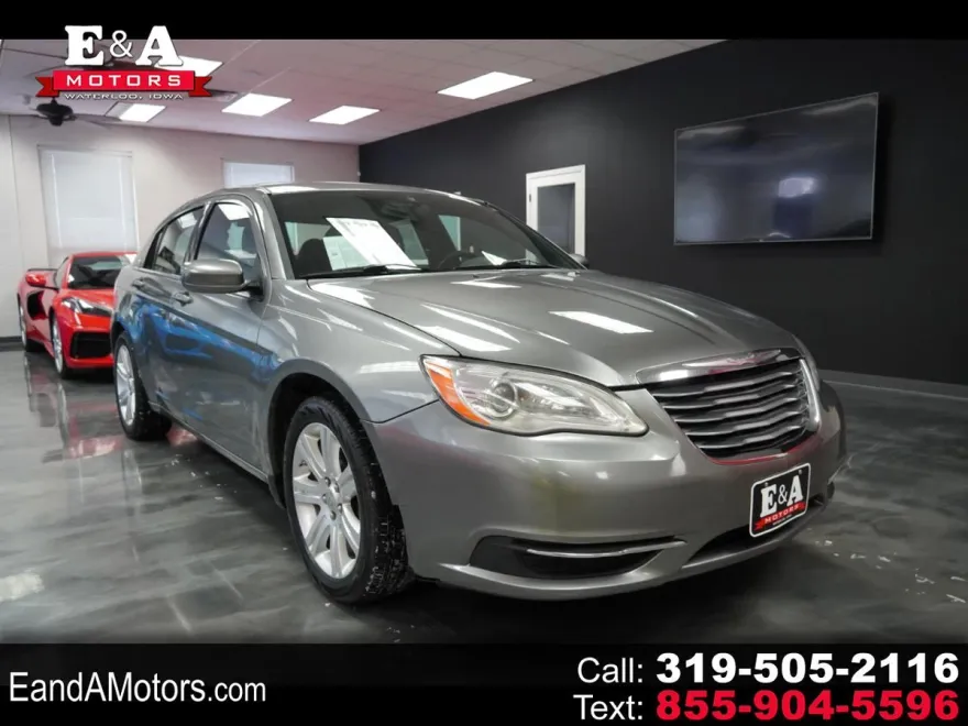 2013 Chrysler 200 Touring photo 1