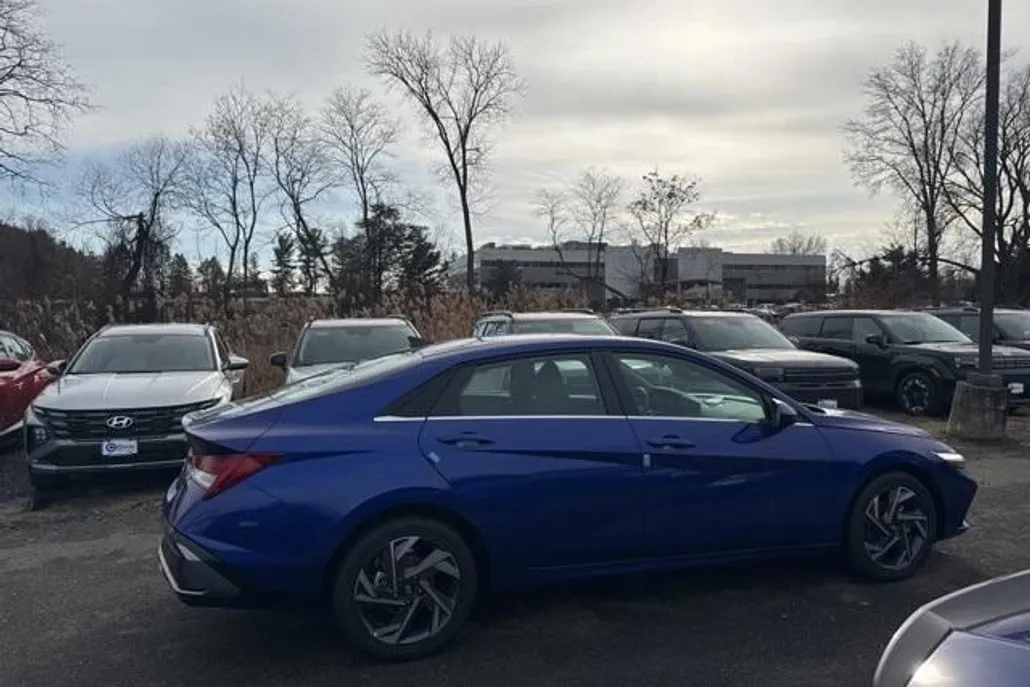 2025 Hyundai Elantra SEL Convenience photo 1