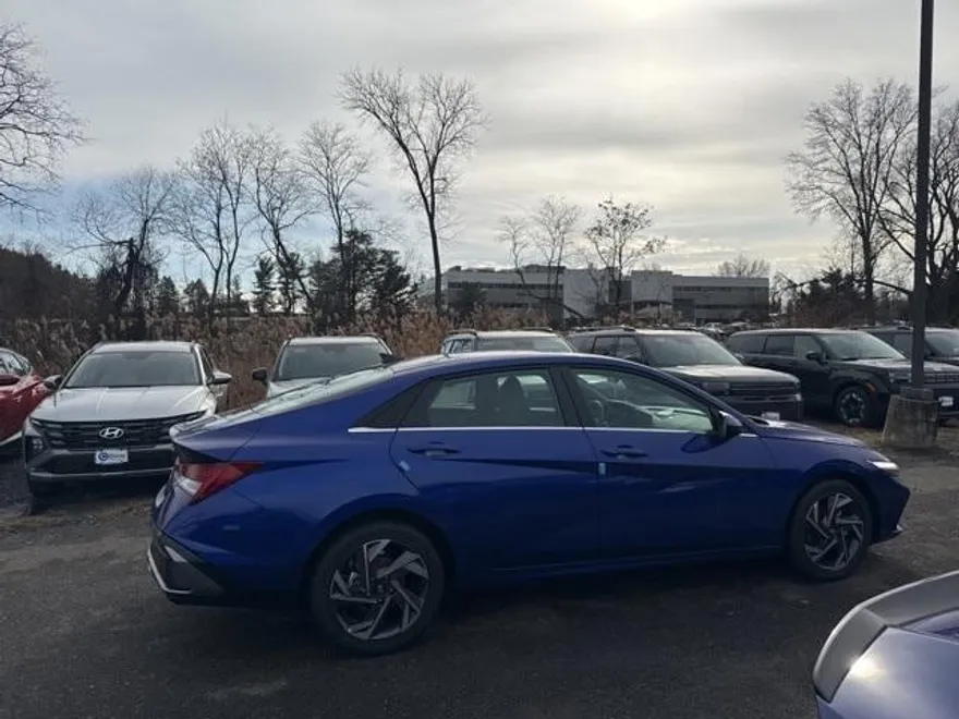 2025 Hyundai Elantra SEL Convenience photo 1