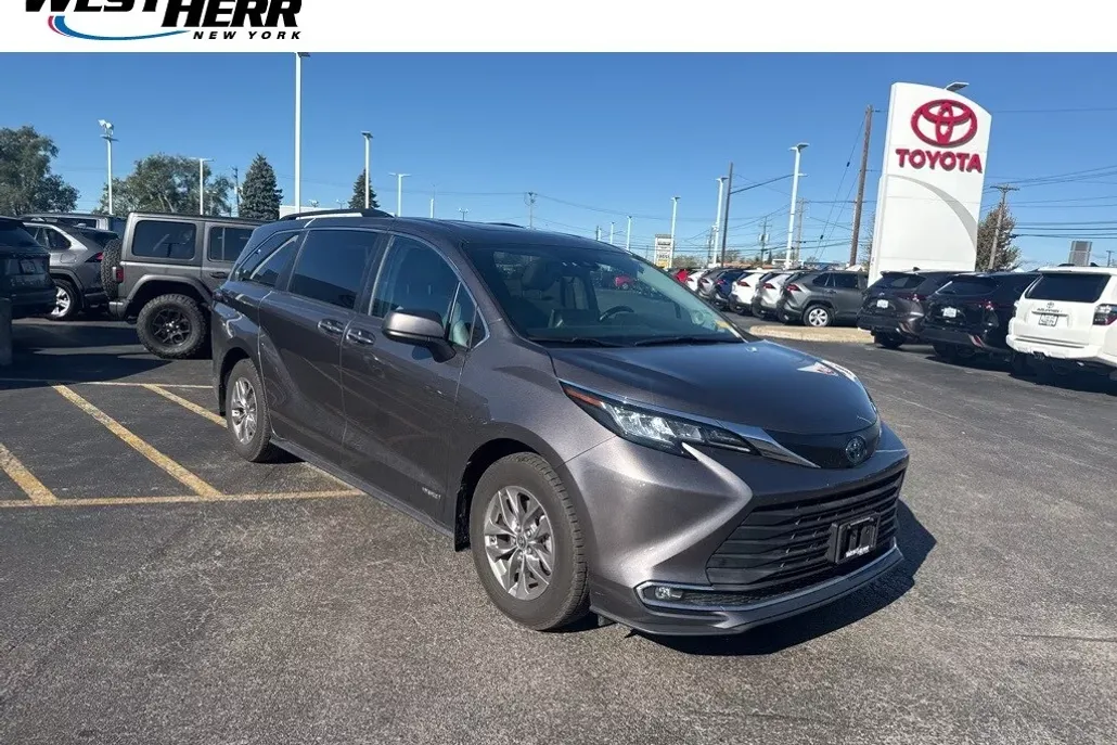 2021 Toyota Sienna XLE photo 1