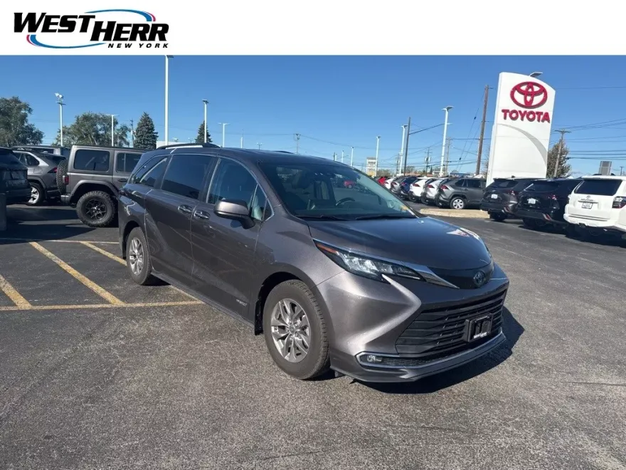 2021 Toyota Sienna XLE photo 1