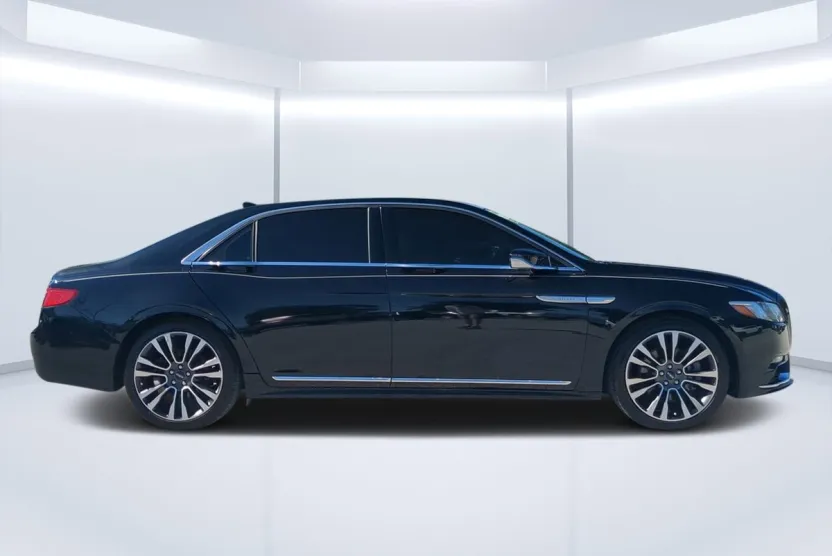 2018 Lincoln Continental Select photo 1