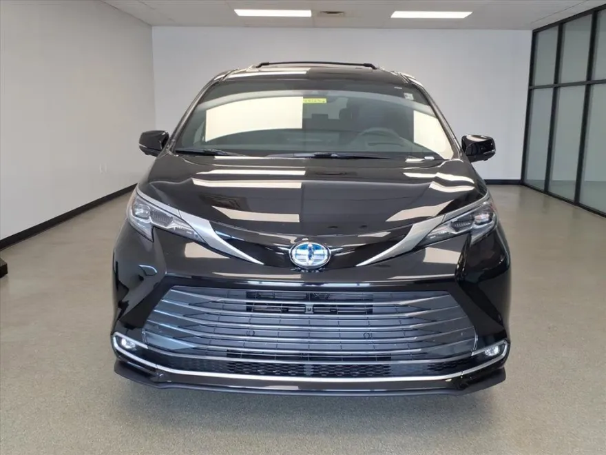 2025 Toyota Sienna Platinum photo 1