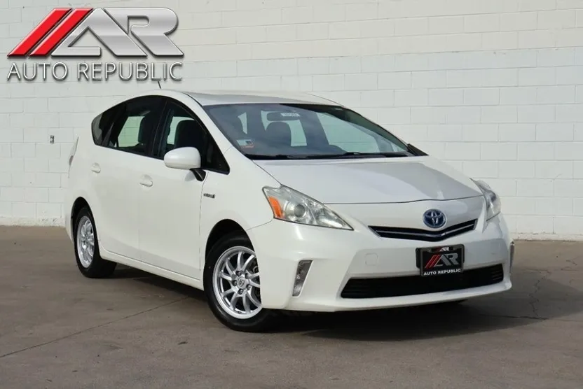 2013 Toyota Prius V Three photo 1