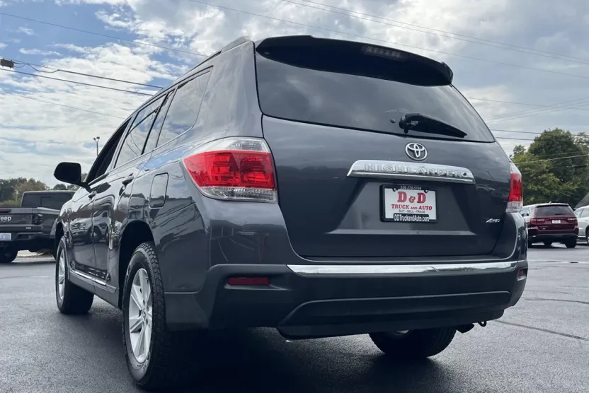 2013 Toyota Highlander LE Plus photo 1