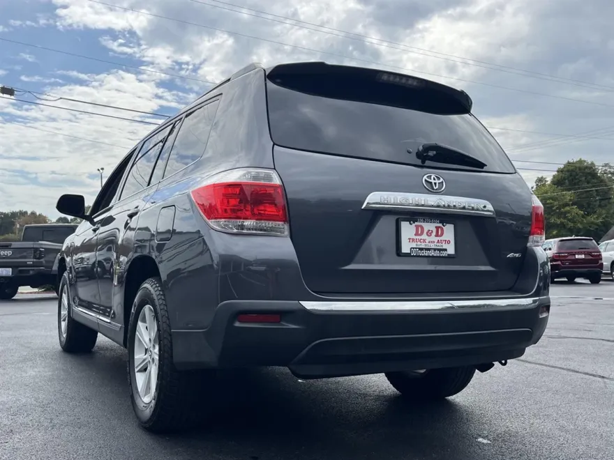 2013 Toyota Highlander LE Plus photo 1