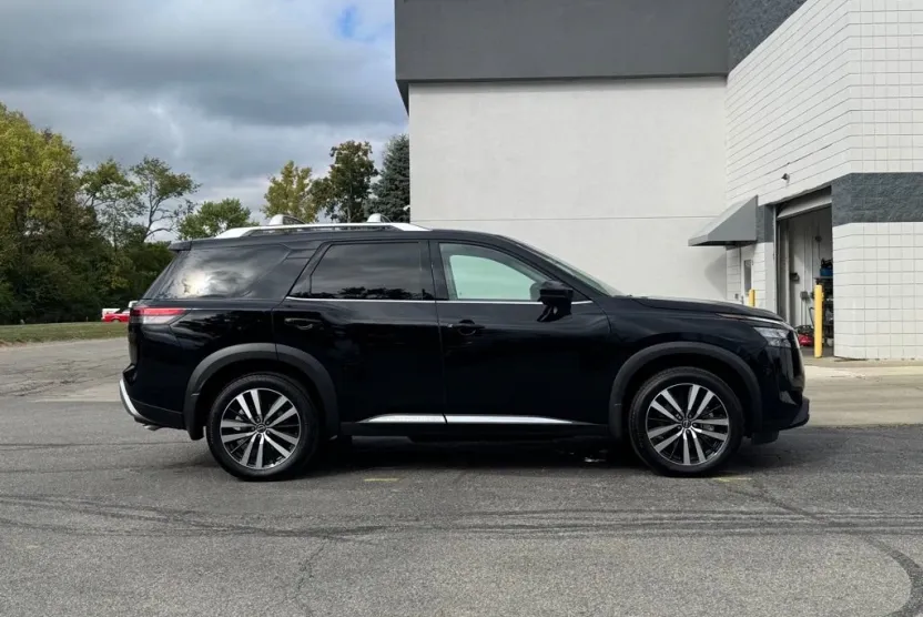 2025 Nissan Pathfinder Platinum photo 1