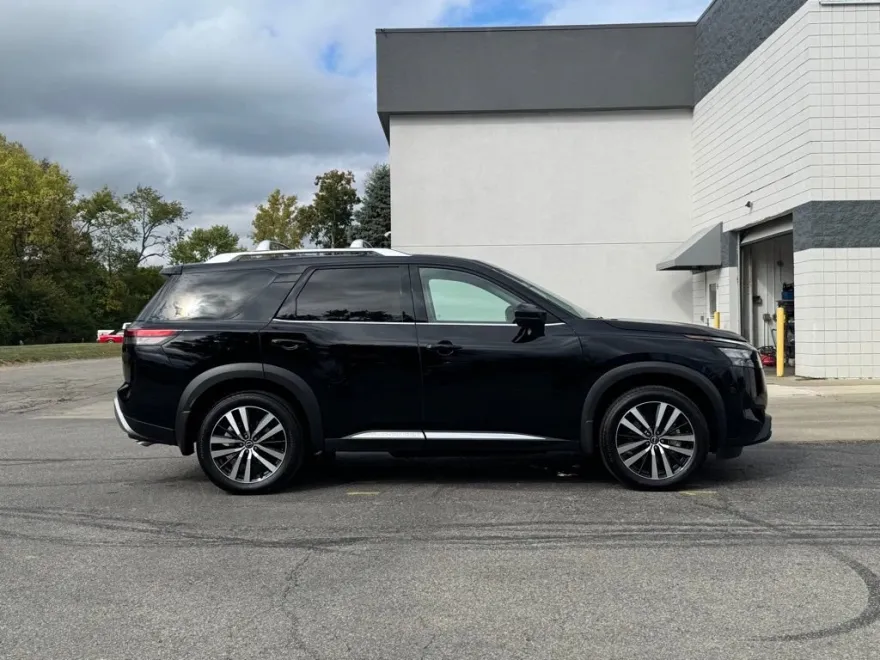 2025 Nissan Pathfinder Platinum photo 1